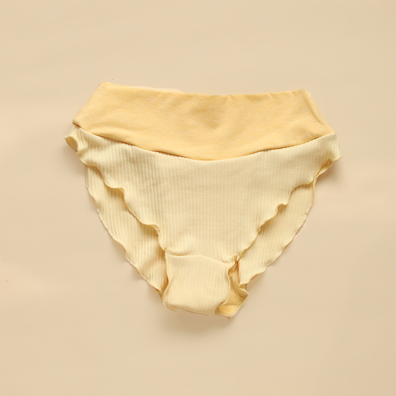 たまご色のサニタリーショーツ